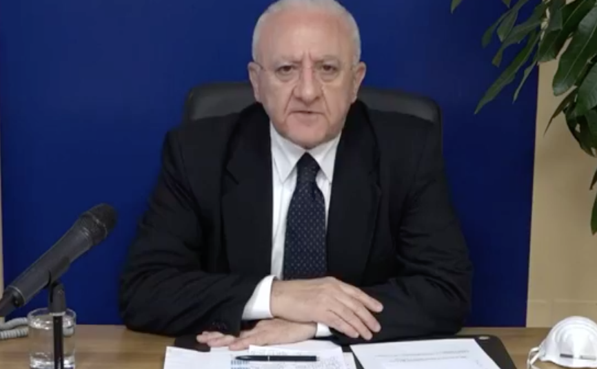 Dal tutorial per le mascherine, alle 'Sette', alla collaborazione istituzionale. De Luca: "Vinceremo questa guerra"