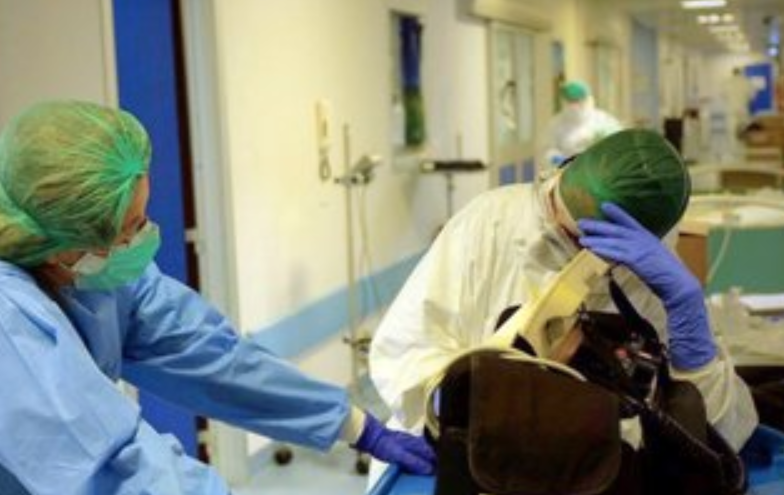 Covid19, l'infermiera che ha commosso il Paese: "Ha detto addio a sua figlia con una video chiamata"