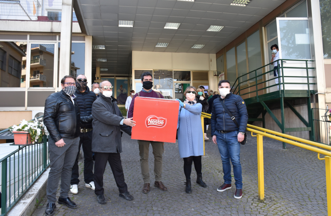 Napoli, la Polizia trova uova di Pasqua rubate e il proprietario le dona ai bimbi del Santobono