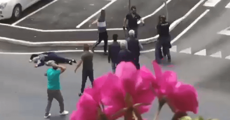 Napoli, maxi rissa in strada: una persona ferita
