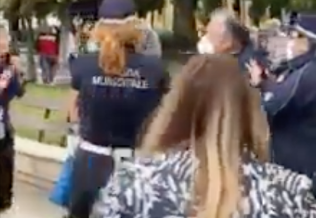 Anziana senza mascherina allontanata con la forza dai vigili: la reazione della folla 
