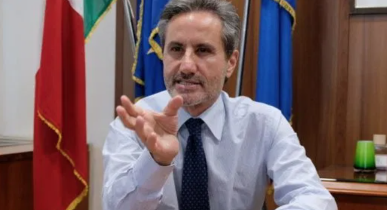 Caos procure, scontro De Magistris-Napolitano. Caldoro: "Dal Pd silenzio assordante"