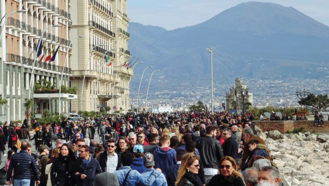 Il covid non spaventa i turisti, è boom di prenotazioni in Campania