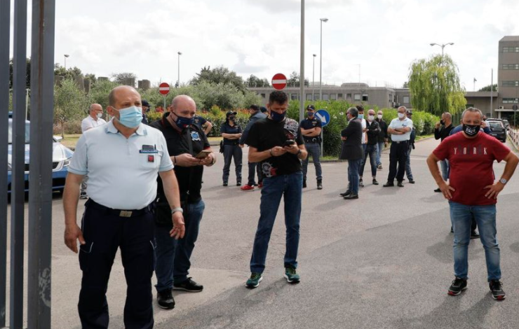 Agenti indagati per tortura, parenti detenuti festeggiano con fuochi d'artificio: "È stato di agitazione"