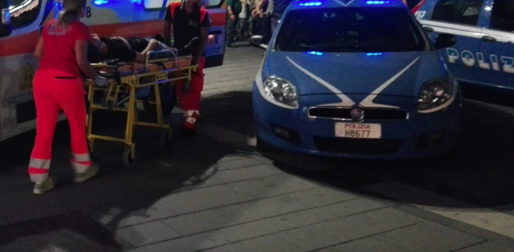 Napoli, il 118 non può passare per le auto in sosta: sanitari aggrediti