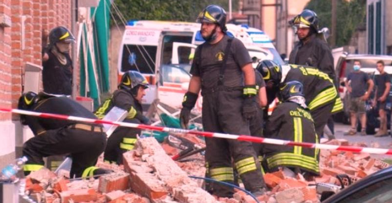 Prima il boato, poi il crollo: mamma e figli morti davanti al fratellino in lacrime