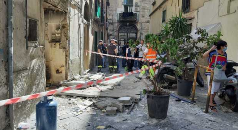 Esplosione in casa a Napoli, grave una donna: vigili del fuoco sul posto
