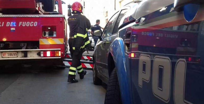 Napoli, aggredisce la madre e dà fuoco alla casa: arrestato