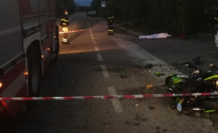 Schianto killer con la moto, giovane sbalzato a terra perde la vita: aveva 30 anni