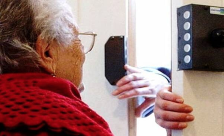 "Sono il corriere, c'è un pacco per suo nipote", e scatta la truffa: anziana vittima del raggiro