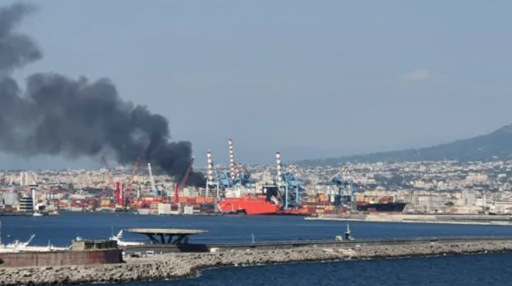 Napoli, vasto incendio nel porto: nube nera copre il cielo della città