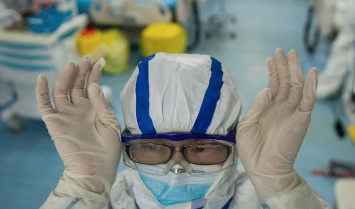 Covid in Italia, buone notizie: continuano a calare i contagi