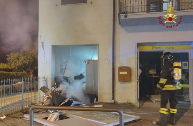 Assalto al bancomat con l'esplosivo in Irpinia, ladri in fuga con il bottino