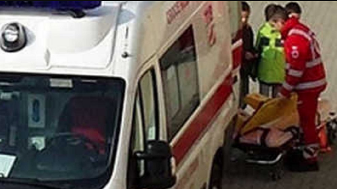 Dramma in città, litiga con la fidanzata e si lancia nel vuoto: 21enne perde la vita