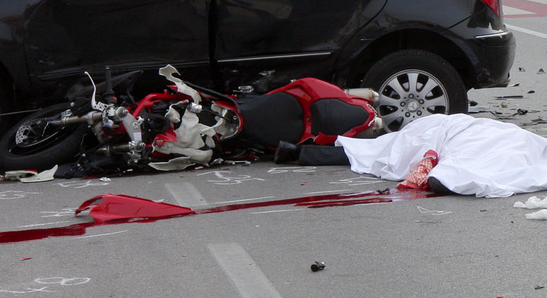 Dramma in Campania, perde il controllo della moto e si schianta: Prof. 36enne perde la vita