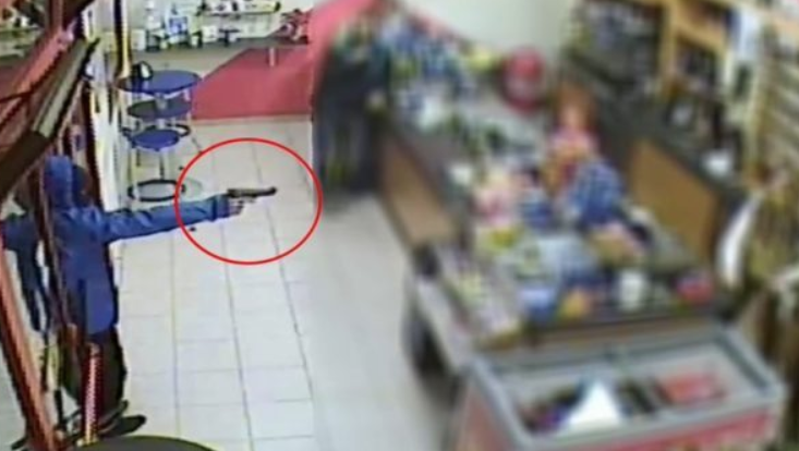 Giugliano, rapina a mano armata nel bar: ladri in fuga con soldi e champagne