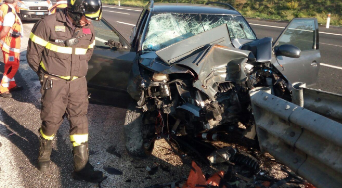 Incidente mortale in Campania, auto si schianta contro il guardrail: 35enne perde la vita