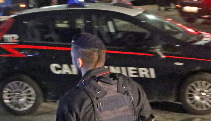 Finti carabinieri sequestrano personale per rapina in B&B, cliente coraggiosa lancia l'allarme