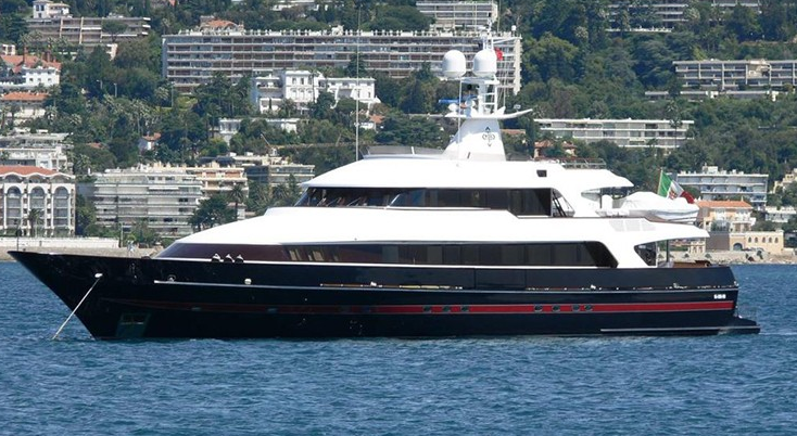 Mega yacht avvistato nei mari della Campania, la barca dell'Imperatore dell'Eleganza con tutti i confort extra lusso