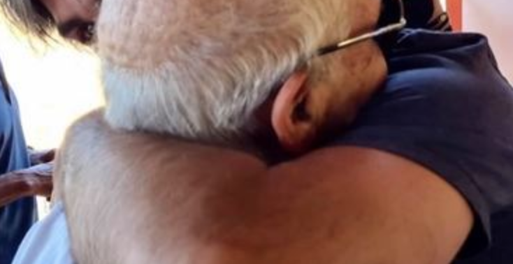 Impreca in dialetto per strada, zio emigrato lo riconosce e riabbraccia il nipote dopo 15 anni