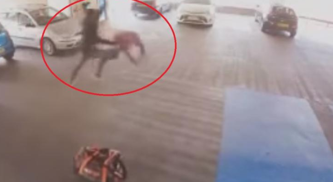 Napoli, ladri rubano a scuola: maestro di arti marziali li insegue e li manda al tappeto