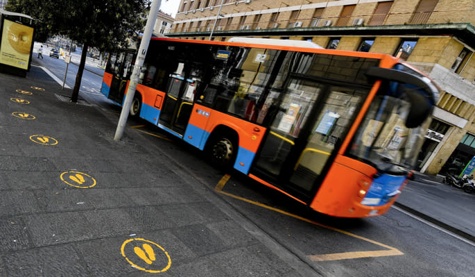 Covid a Napoli, raid e sputi contro autista Anm: "Costretto all'isolamento"
