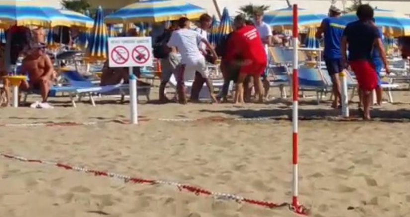 Rissa in spiaggia ad Ischia: denunciati cinque ragazzi