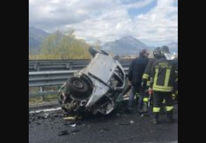 Tragico Incidente Sull'A2, Si Schianta Contromano Con Una Vettura: Un ...