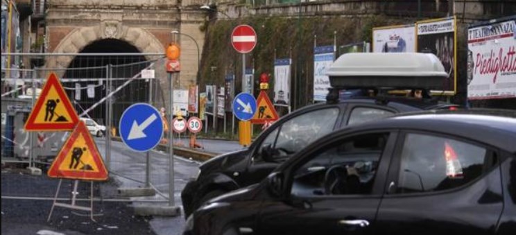 Galleria Laziale chiusa, problema per la viabilità e disastro per i commercianti