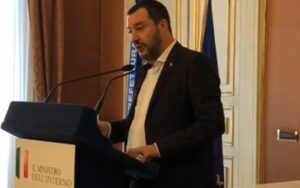 Salvini a Napoli: "Più forze dell'ordine e un termovalorizzatore per ogni provincia"