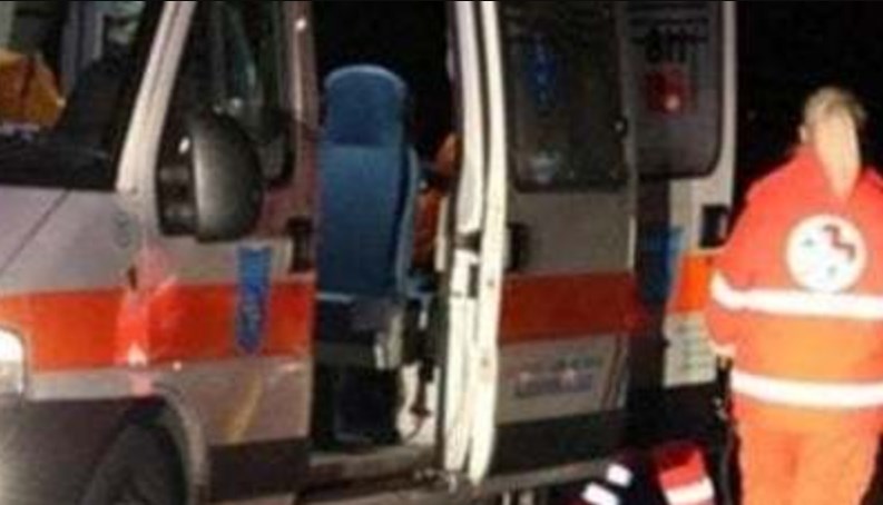 C'è l'ambulanza, lo scooter non può passare: il centauro minaccia di morte il conducente del 118