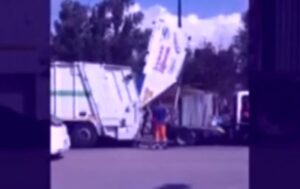 Rifiuti a Napoli, scoppia il caso della differenziata: così i camion Asia scaricano l'immondizia