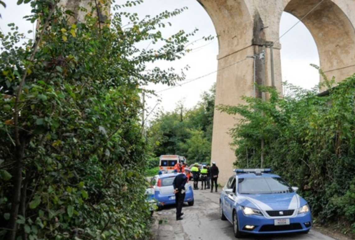Morto trafitto da un palo il professore che si è lanciato nel vuoto: il dolore degli studenti 