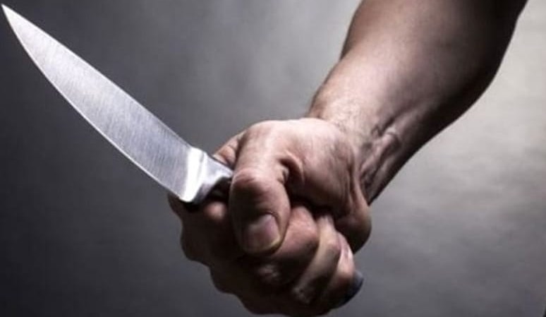 Napoli, minaccia l'ex compagna con un coltello davanti al figlio minorenne: arrestato