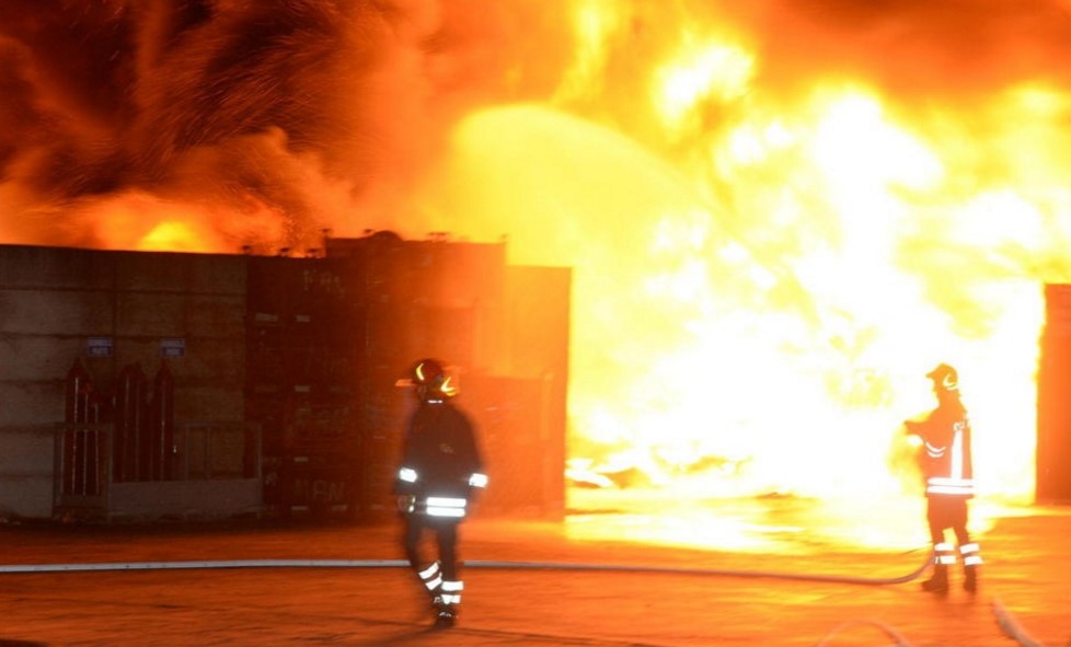 Maxi incendio in Campania: distrutte 200 automobili