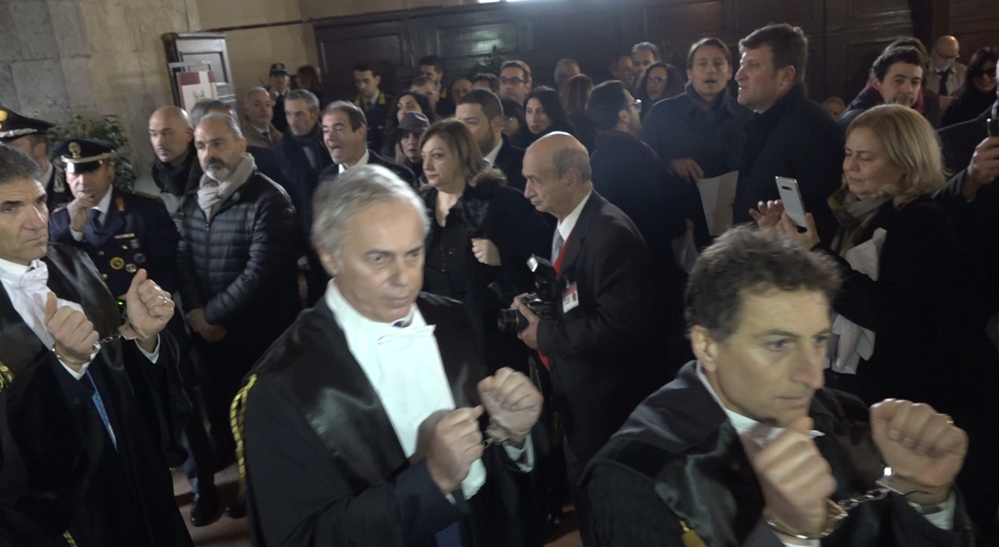 Avvocati di Napoli in protesta contro la riforma della prescrizione 