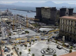 Piazza Municipio, ci saranno bar e tavolini