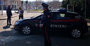  Si registra il primo decesso da Covid 19 nel territorio del comune di Pozzuoli (NAPOLI). Si tratta di un'anziana (della quale non e' stata ancora resa nota l'eta'), come confermano fonti dell'amministrazione comunale. Gia' in cura per la bronchite, era stata soccorsa e trasportata in seguito ad un incidente domestico al S. Maria delle Grazie di localita' La Schiana a Pozzuoli. Le sue condizioni sono apparse da subito gravissime e sottoposta a controlli e' risultata positiva al virus. I suoi stretti familiari, residenti a NAPOLI, sono stati sottoposti a tampone e posti in quarantena.(