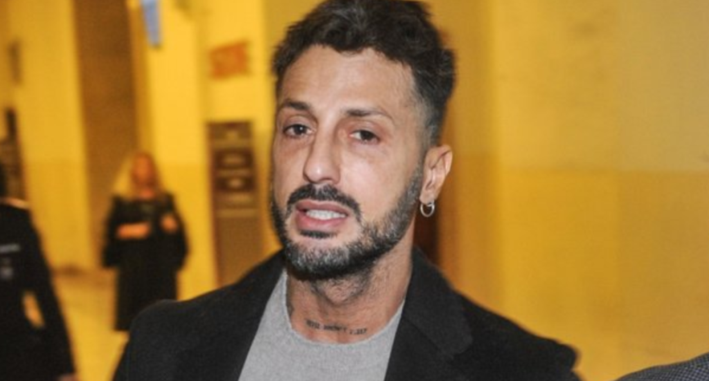 Problemi con la giustizia anche in isolamento per Fabrizio Corona: l'ex re dei paparazzi diffidato