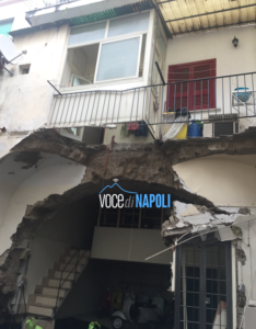 Si apre voragine nel cortile di un palazzo a Sant'Antimo: sgombrate 20 famiglie