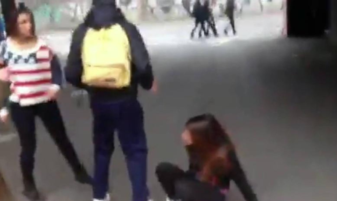 Caserta, ragazza aggredisce una coetanea fuori scuola 