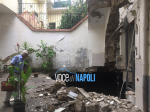 Si apre voragine nel cortile di un palazzo a Sant'Antimo: sgombrate 20 famiglie