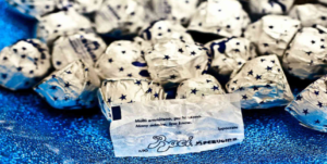 Baci Perugina in napoletano, arrivano le frasi in dialetto nei famosi cioccolatini 