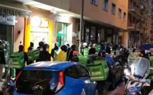 Coronavirus, ressa di riders davanti al noto pub del Vomero, la foto è virale