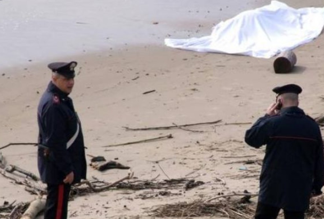 Choc nel Salernitano, scolaresca trova il cadavere di una donna sulla spiaggia