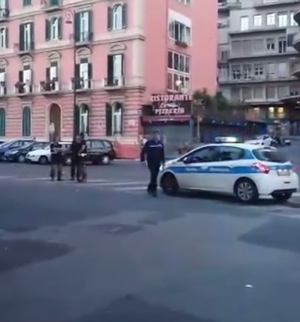 Napoli, denuncia su Facebook: "Motorini in seconda e terza fila, Vigili Urbani non fanno niente"