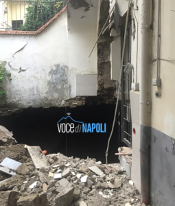 Si apre voragine nel cortile di un palazzo a Sant'Antimo: sgombrate 20 famiglie