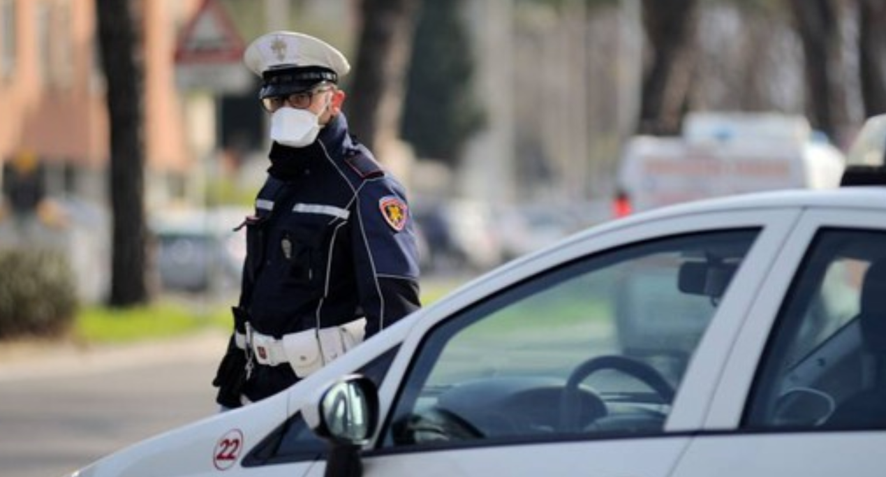 Sant'Anastasia, 4 amici assieme in auto, fermati e sanzionati: obbligo di isolamento 