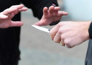 Rapine seriali nell'aversano, si avvicinano con un coltello e portano via tutto