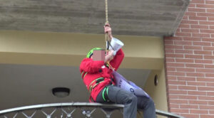 Follia ad Afragola, si cala con una corda dal balcone per sorprendere la ex con l'amante: precipita